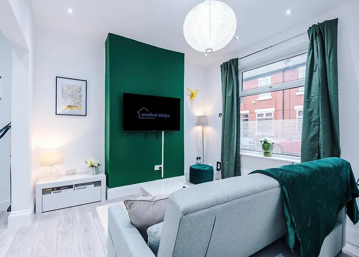 Sleeps 6, Pool Table, Free Parking, Perfect For Groups, Long Term Disc *