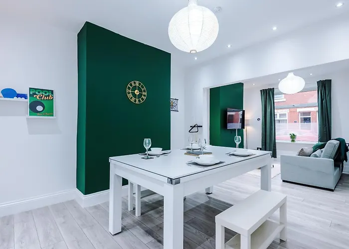 Sleeps 6, Pool Table, Free Parking, Perfect For Groups, Long Term Disc Manchester