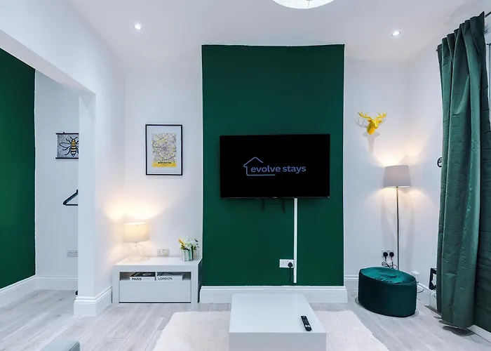 Sleeps 6, Pool Table, Free Parking, Perfect For Groups, Long Term Disc Mánchester