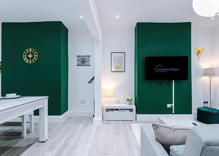 Sleeps 6, Pool Table, Free Parking, Perfect For Groups, Long Term Disc *