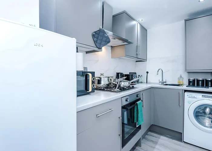 Sleeps 6, Pool Table, Free Parking, Perfect For Groups, Long Term Disc * Manchester