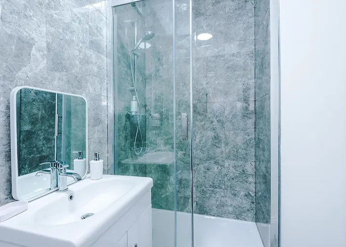 Sleeps 6, Pool Table, Free Parking, Perfect For Groups, Long Term Disc Daire