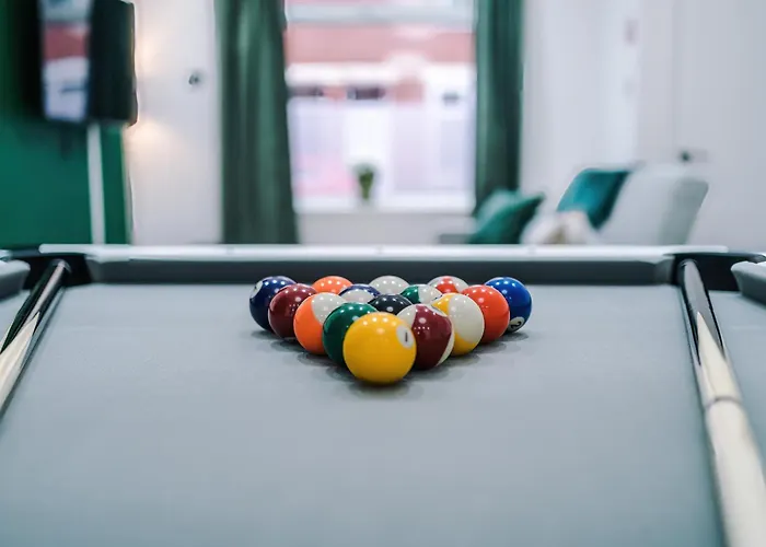 Sleeps 6, Pool Table, Free Parking, Perfect For Groups, Long Term Disc *