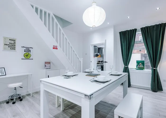 Sleeps 6, Pool Table, Free Parking, Perfect For Groups, Long Term Disc * Mánchester