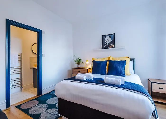 Barton House - Sleeping 10 Manchester