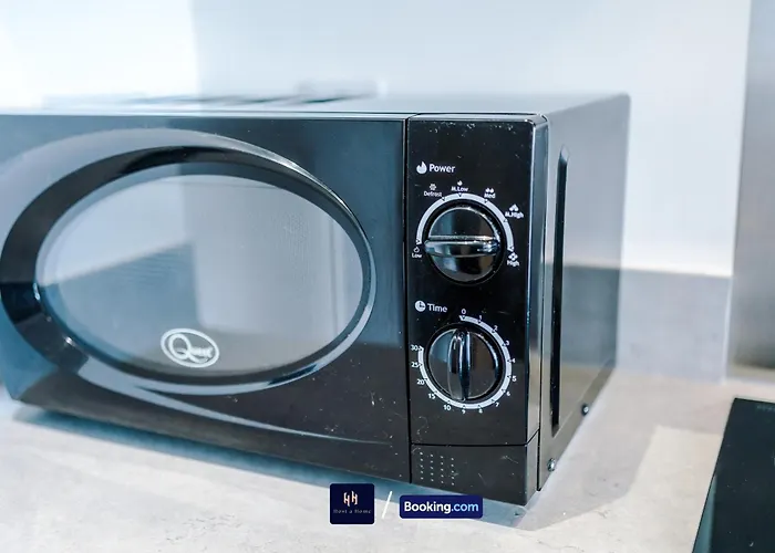 Modern 1 Bed With Balcony By Host A * Manchester