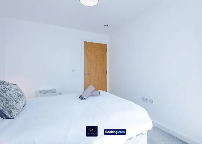 Modern 1 Bed With Balcony By Host A * 맨체스터