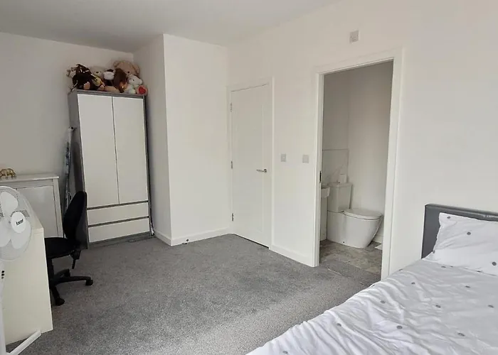 Stretford Townhouse Bedroom 홈스테이 *