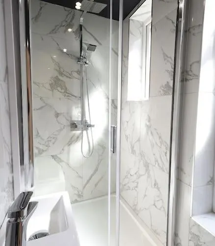 Casa Jungle Slps 20 Plp Mcr, Hot Tub, Bar, Cinema * Manchester