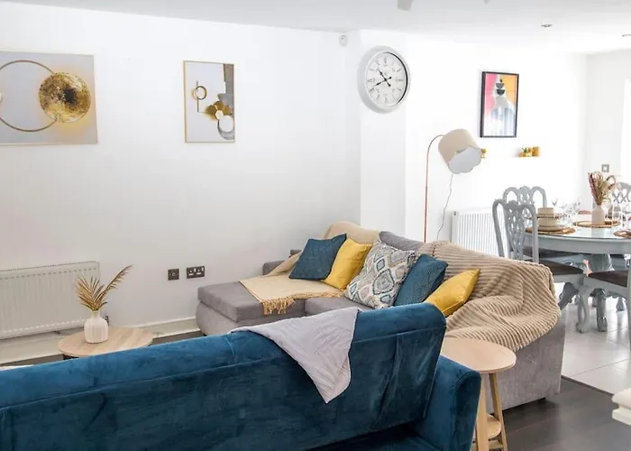 Coop Arena Luxurious Townhouse *