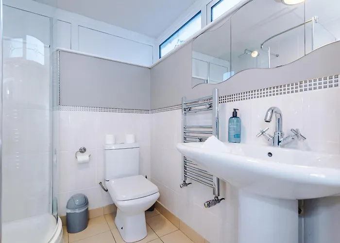 New! 4-bed In By 53 Degrees Property, Ideal For Business & Long Term Contractor Stays, Sleeps 10! Дом отдыха