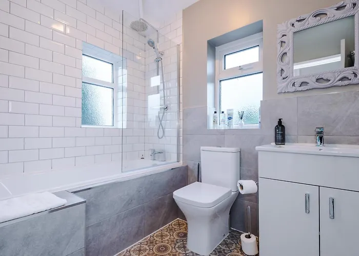 New! 4-bed In By 53 Degrees Property, Ideal For Business & Long Term Contractor Stays, Sleeps 10!