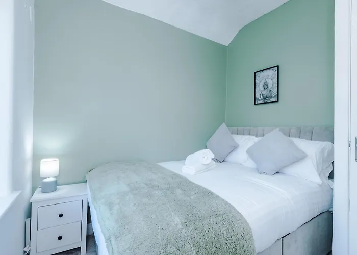 Дом отдыха New! 4-bed In By 53 Degrees Property, Ideal For Business & Long Term Contractor Stays, Sleeps 10! Манчестер