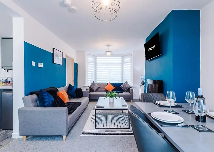 New! 3-bed In By 53 Degrees Property, Ideal For Contractors & Business Stays, Sleeps 8! *