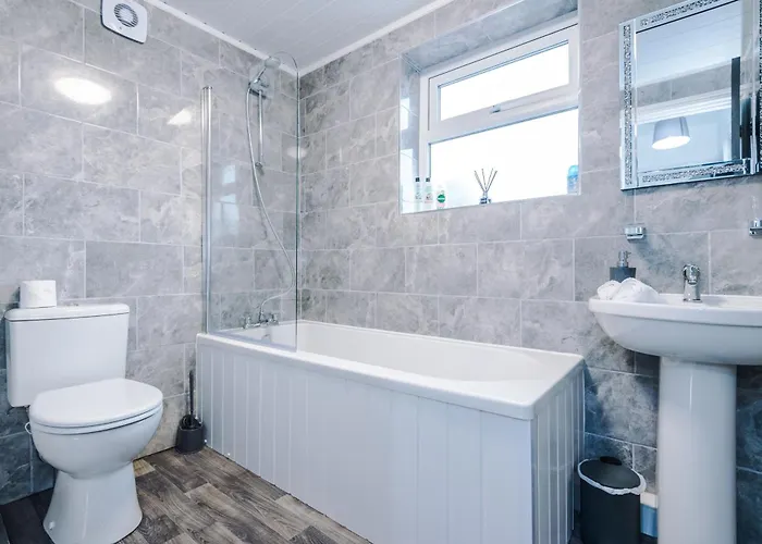 New! 3-bed In By 53 Degrees Property, Ideal For Contractors & Business Stays, Sleeps 8! בית נופש מנצ'סטר