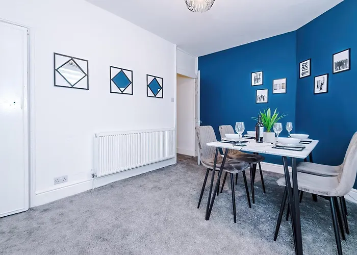 New! 3-bed House In By 53 Degrees Property, Ideal For Contractors, Business & Long Term, Free Parking! * Манчестер