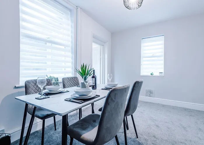 New! 3-bed House In By 53 Degrees Property, Ideal For Contractors, Business & Long Term, Free Parking! 펜션 *