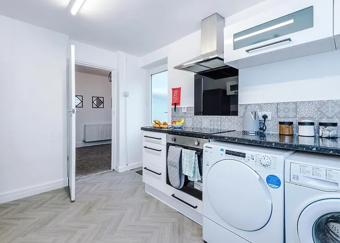 New! 3-bed House In By 53 Degrees Property, Ideal For Contractors, Business & Long Term, Free Parking! Манчестер