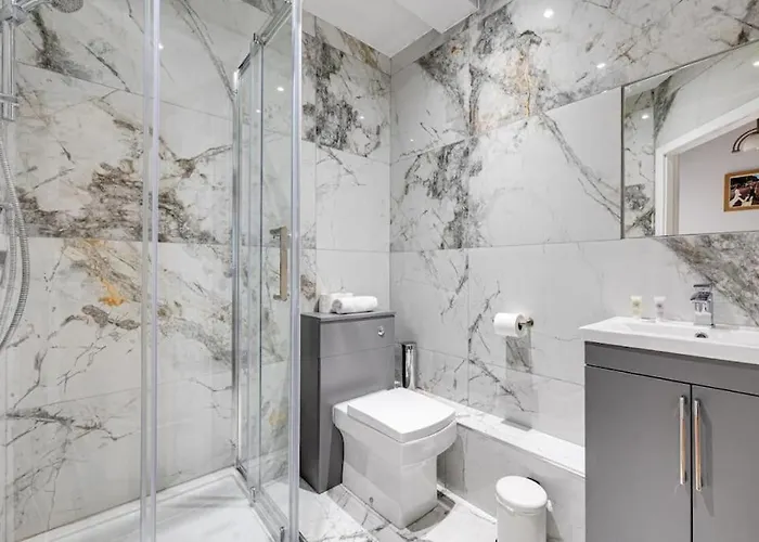 Large 2 Bed 2 Bath דירה