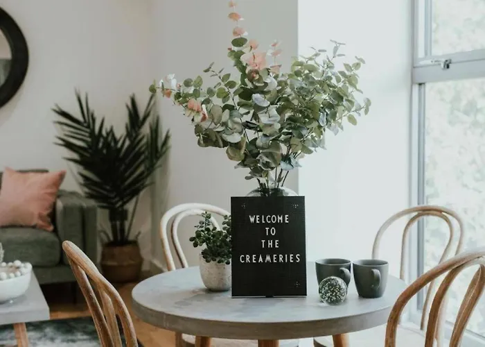 Lovely Chorlton Flat! 5 Seconds To Bus Stop & 2 Minutes To Tram Station *