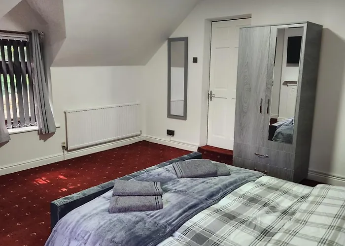 Rainsough Entire House Sleeps Upto 22 - Free Parking & Wifi