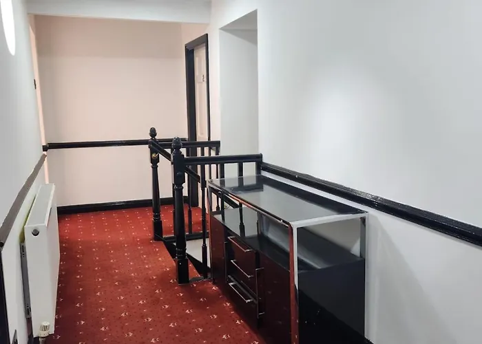 Rainsough Entire House Sleeps Upto 22 - Free Parking & Wifi Nyaraló