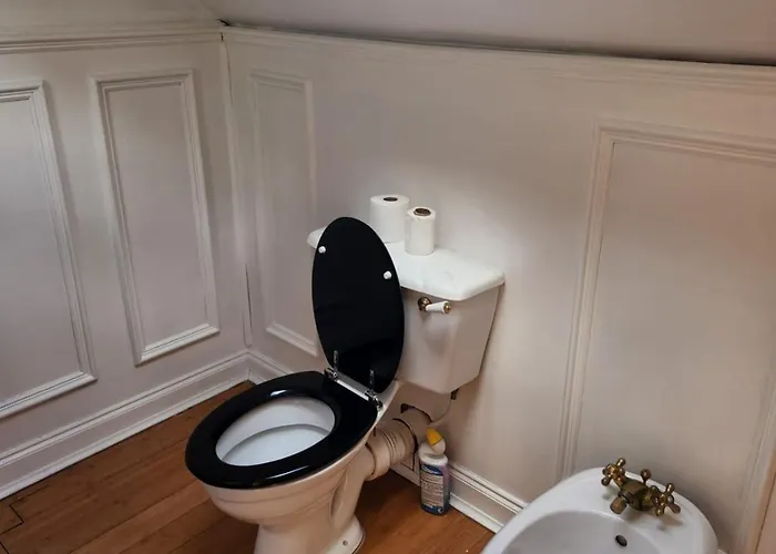 Rainsough Entire House Sleeps Upto 22 - Free Parking & Wifi *