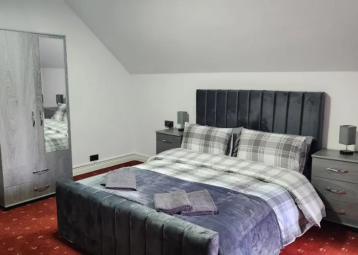 Rainsough Entire House Sleeps Upto 22 - Free Parking & Wifi Nyaraló *