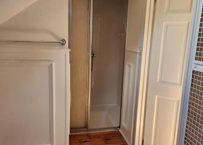 Rainsough Entire House Sleeps Upto 22 - Free Parking & Wifi Manchester