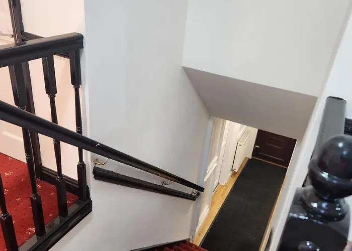 Nyaraló Rainsough Entire House Sleeps Upto 22 - Free Parking & Wifi *