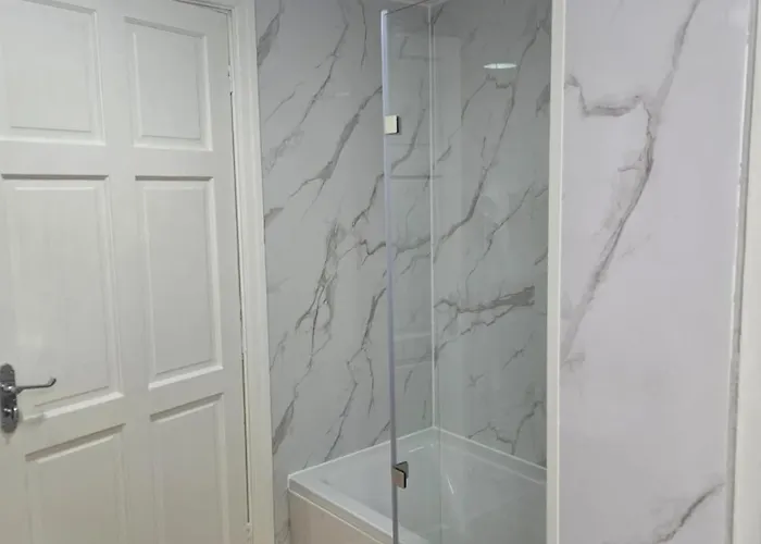 Rainsough Entire House Sleeps Upto 22 - Free Parking & Wifi Manchester