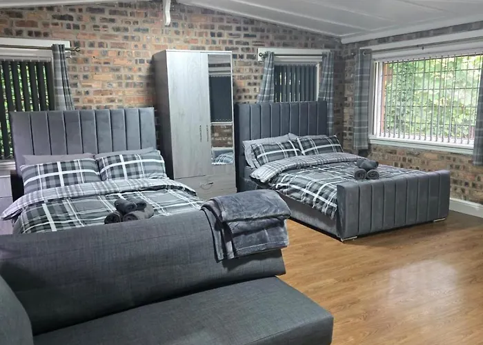 Rainsough Entire House Sleeps Upto 22 - Free Parking & Wifi