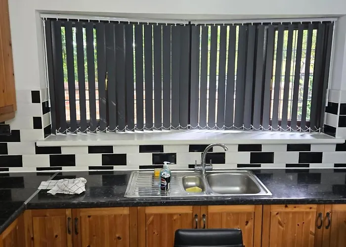 Rainsough Entire House Sleeps Upto 22 - Free Parking & Wifi Manchester