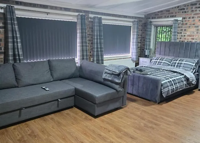 Rainsough Entire House Sleeps Upto 22 - Free Parking & Wifi * マンチェスター