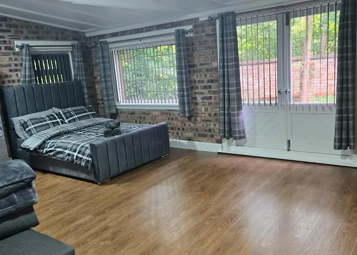 Rainsough Entire House Sleeps Upto 22 - Free Parking & Wifi * Manchester