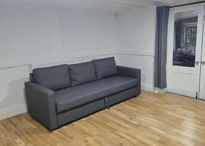 Nyaraló Rainsough Entire House Sleeps Upto 22 - Free Parking & Wifi