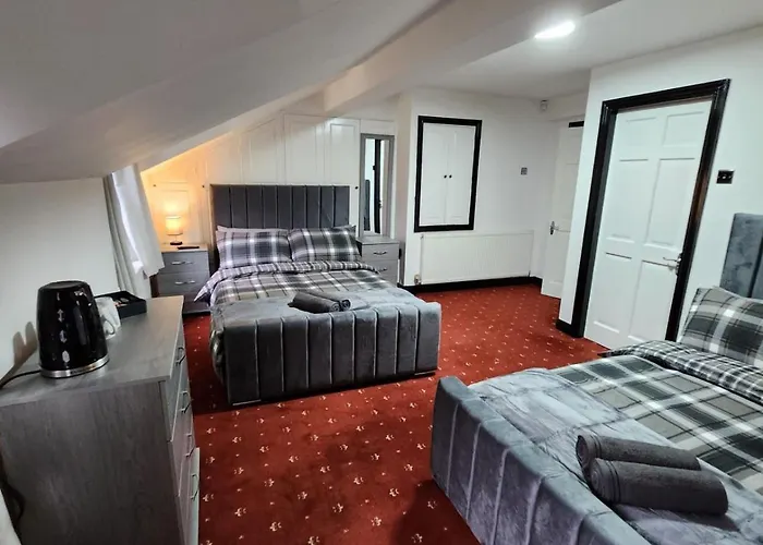 Nyaraló Rainsough Entire House Sleeps Upto 22 - Free Parking & Wifi *