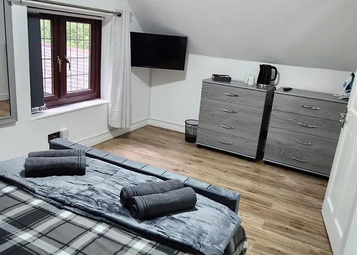 Rainsough Entire House Sleeps Upto 22 - Free Parking & Wifi Manchester