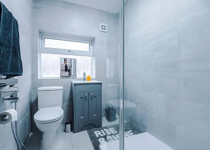 아파트 Stylish 3bdr House By Vista Short Lets & Serviced With Free Parking, Pool Table And Ps4