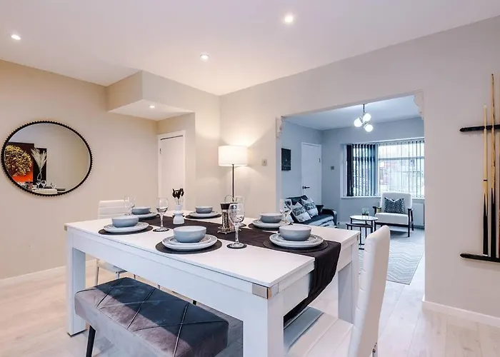 Stylish 3bdr House By Vista Short Lets & Serviced With Free Parking, Pool Table And Ps4