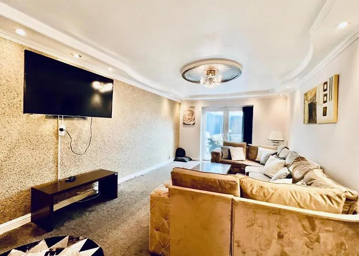 13 Guests - Free Parking - House * Манчестер