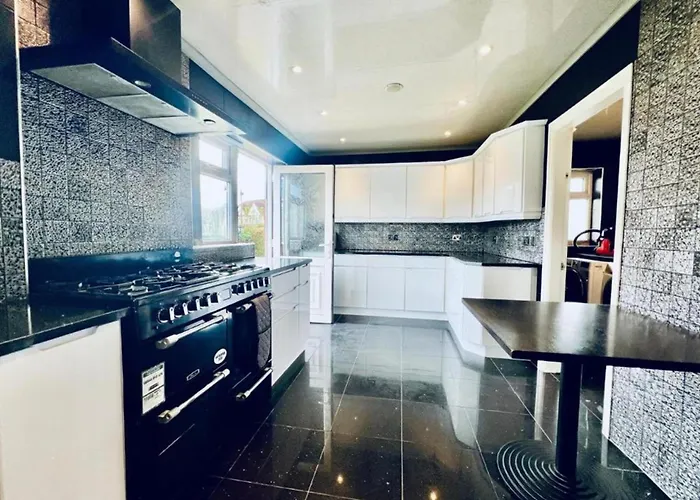 13 Guests - Free Parking - House