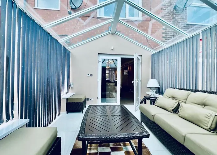 Vakantiehuis 13 Guests - Free Parking - House Manchester