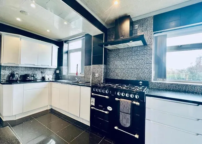 13 Guests - Free Parking - House Manchester