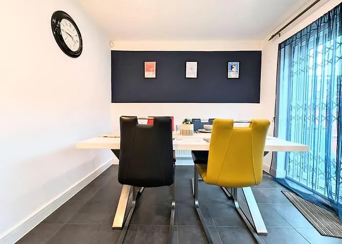 Prázdninový dům The Eastern Hive - King Bed, 3x Parking, Coop Live & Etihad