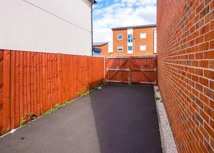 펜션 The Eastern Hive - King Bed, 3x Parking, Coop Live & Etihad *