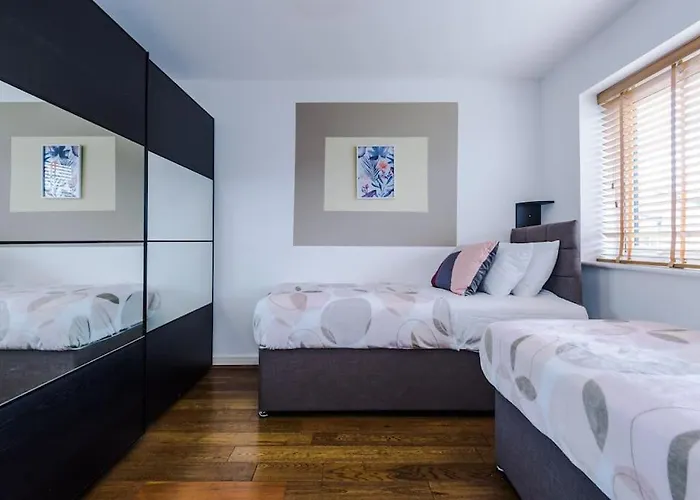 The Eastern Hive - King Bed, 3x Parking, Coop Live & Etihad Дом отдыха