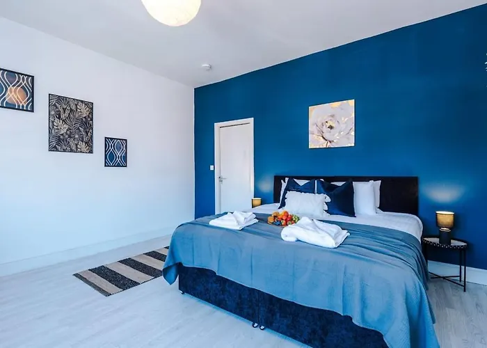 Large 4 Bedroom With Free Parking Near Mediacityuk 曼彻斯特