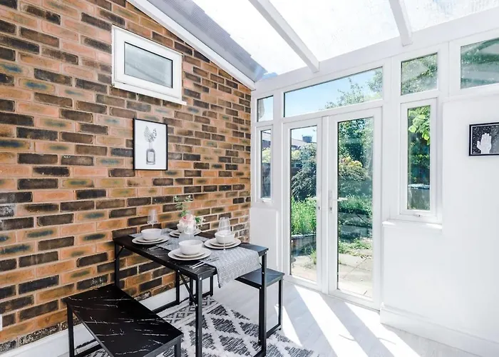 Large 4 Bedroom With Free Parking Near Mediacityuk Сasa de vacaciones Mánchester