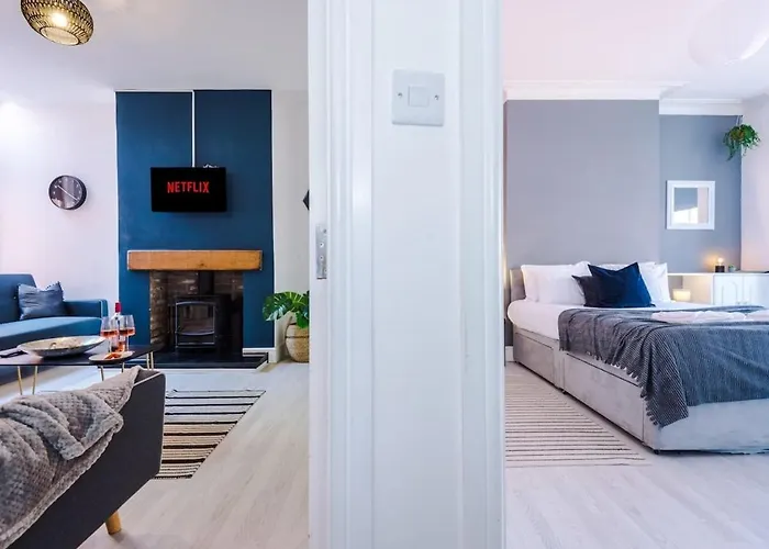 Large 4 Bedroom With Free Parking Near Mediacityuk *